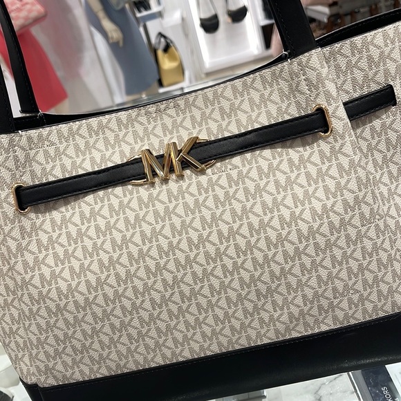 MICHAEL KORS
Reed Large Logo Shoulder Tote Bag
Vanilla/Black
Style# 35S3G6RT3B - Picture 4 of 16